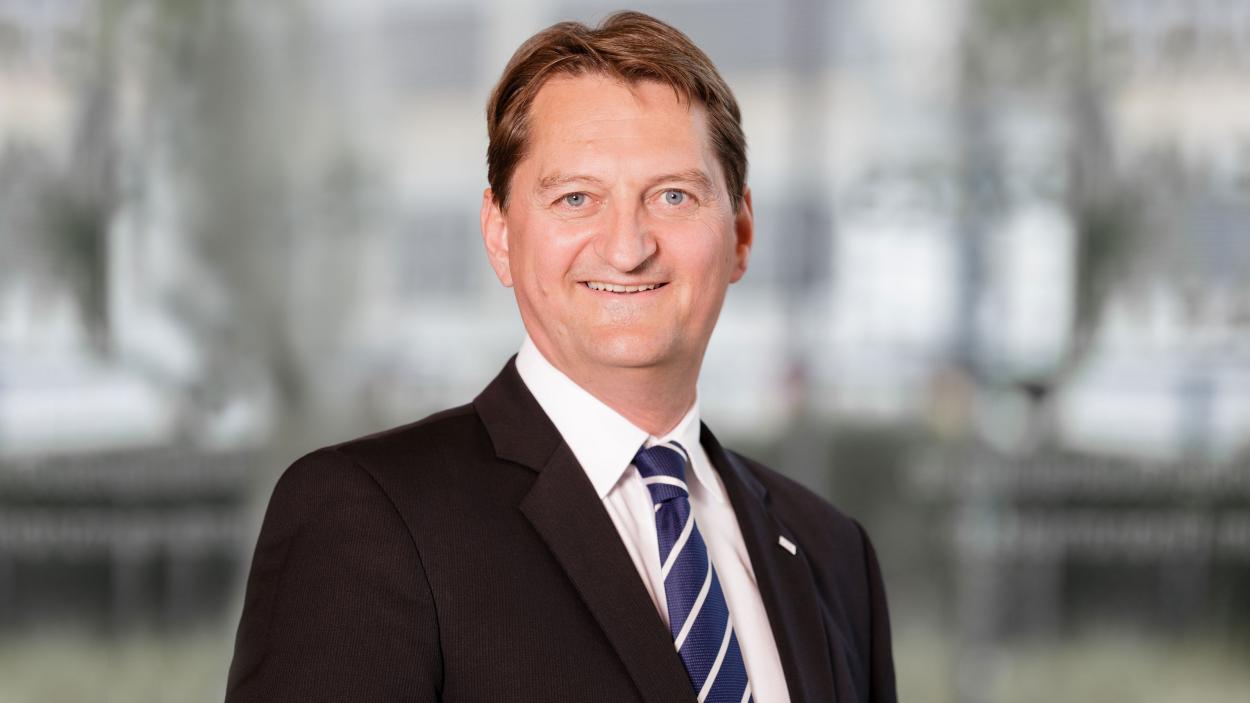 Quote from Henk D'Hoore, Head Product Development at SIX, emphasizing simplicity, speed and innovation in financial data integration via SIX Web API. 