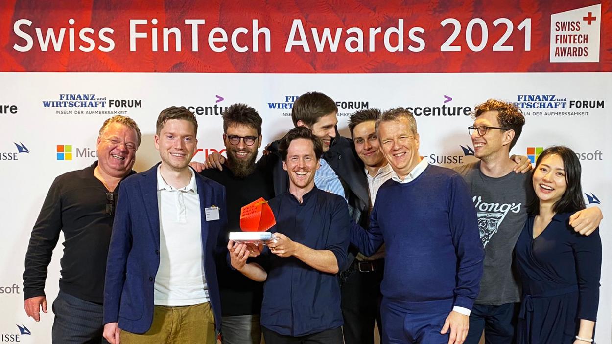 Das erfolgreiche Team von FQX umringt Co-CEO und Mitgründer Benedikt Schuppli.