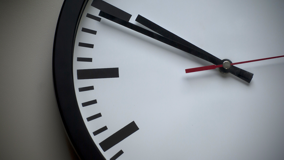 Uhr, die die Datenlieferungsintervalle im Valordata Feed (VDF) symbolisiert, um die Bedürfnisse der Kunden besser zu erfüllen.