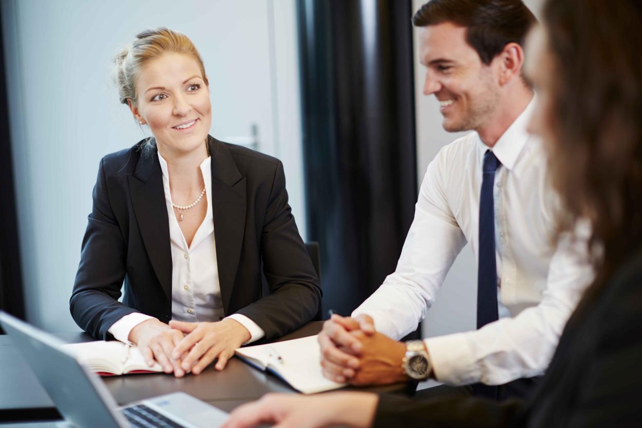 Drei Personen diskutieren über Anwendungsfälle des Market Data Stream für Vermögensverwalter, Asset Manager und Compliance-Teams.
