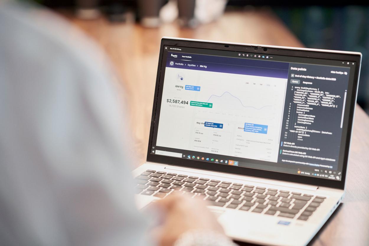 Ein Computerbildschirm zeigt ein Finanzdaten-Tool, das die breite Auswahl an Pricing-Daten-Optionen wie Bandbreite, Tiefe, Aktualität und Konsistenz darstellt.