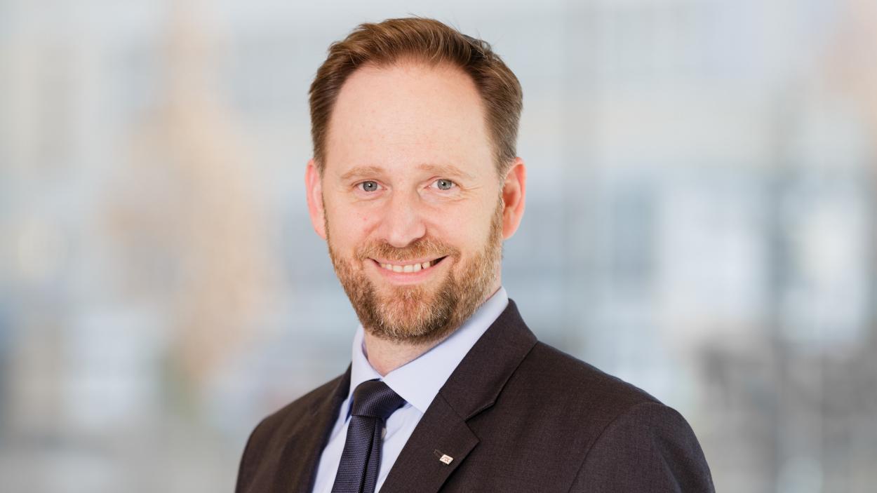 Quote from Henk D'Hoore, Head Product Development at SIX, emphasizing simplicity, speed and innovation in financial data integration via SIX Web API. 